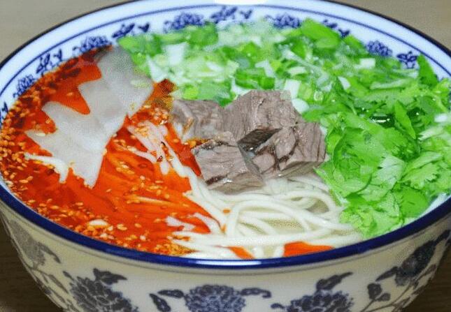蘭州牛肉面以“湯清者鏡、肉爛者香位兩大特點(diǎn)