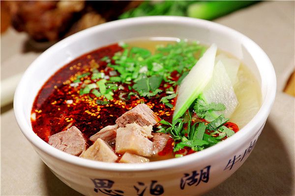 黃河水迂回婉轉(zhuǎn)，就和你碗里的牛肉面條一樣